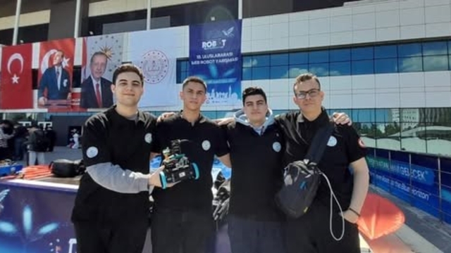 Burhaniyeli öğrencilerden robot yarışmasında önemli başarı