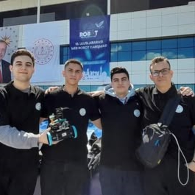 Burhaniyeli öğrencilerden robot yarışmasında önemli başarı