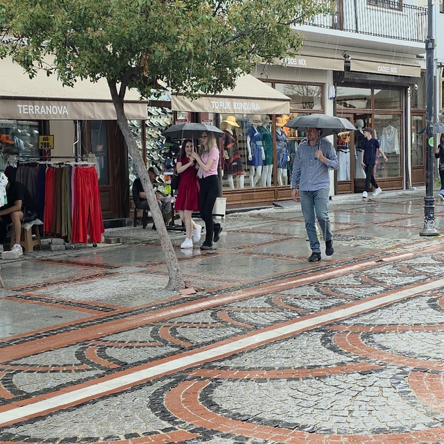 Edirne'de vatandaşlar yağmurun tadını çıkardı