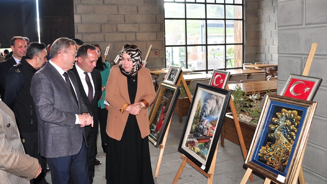 Kars'ta demir parmaklıkların ardından sanata uzanan el