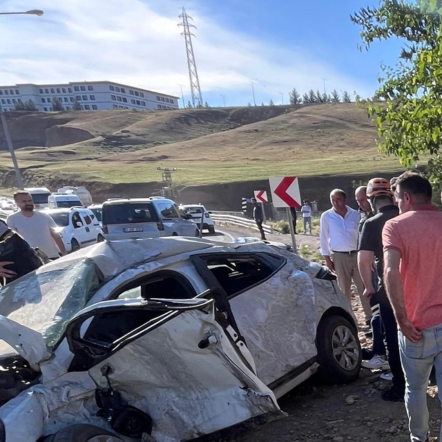 Siirt'te tır ile otomobilin çarpıştığı kazada 5 kişi yaralandı