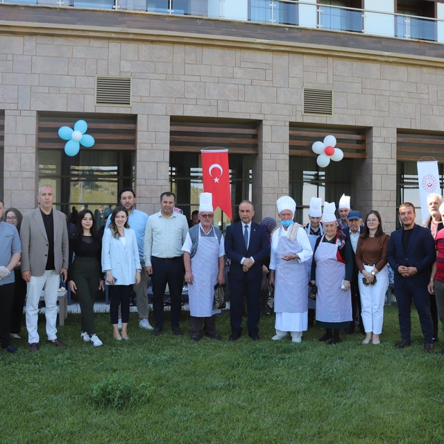 Huzurevi sakinleri yemek yarışmasında hünerlerini sergiledi