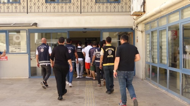 Marmaris'te göçmen kaçakçılığı operasyonunda yakalanan 7 şüpheli tutuklandı