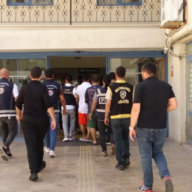 Marmaris'te göçmen kaçakçılığı operasyonunda yakalanan 7 şüpheli tutuklandı