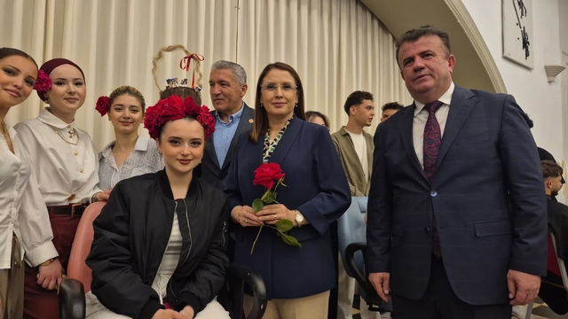 Sepet şeklinde tasarlanan insan saçında çikolata ikramı
Meslek lisesi öğrencilerinin marifetleri görücüye çıktı
İban kullandırma suçuna karşı uyardılar, atıl motorla yapılan araçlarla gösteri yaptılar