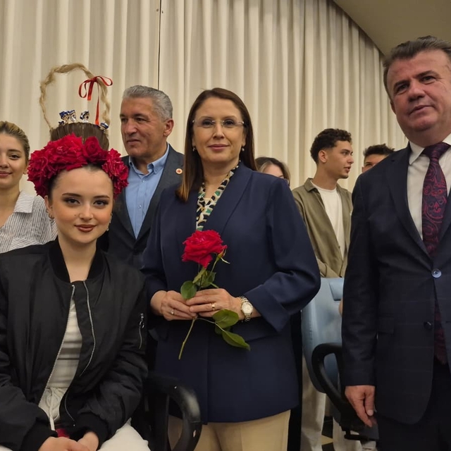 Sepet şeklinde tasarlanan insan saçında çikolata ikramı
Meslek lisesi öğren...