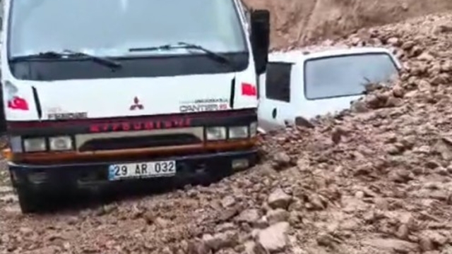 Gümüşhane'de sel nedeniyle bir ev, ahır ve 4 araç zarar gördü