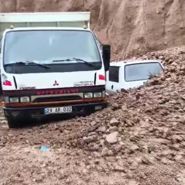Gümüşhane'de sel nedeniyle bir ev, ahır ve 4 araç zarar gördü