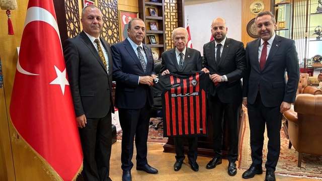 MHP Lideri Bahçeli'ye Süper Lig'e yükselen Çorum FK forması hediye edildi