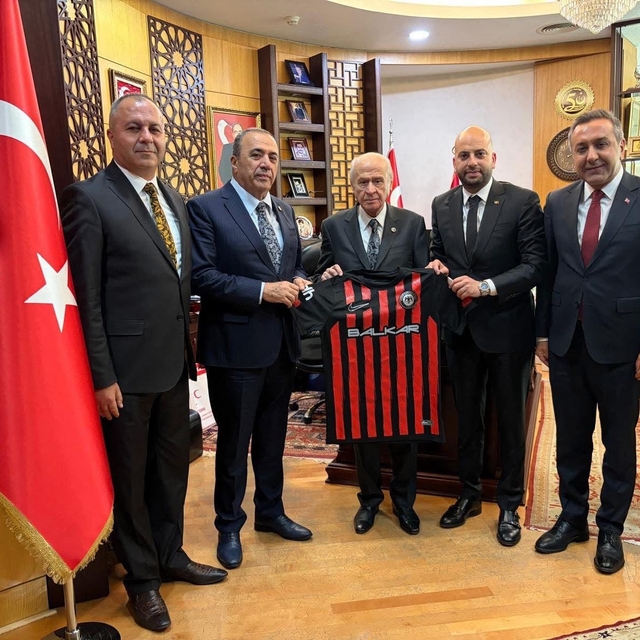 MHP Lideri Bahçeli'ye Süper Lig'e yükselen Çorum FK forması hediye edildi
