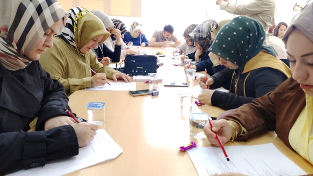 Veliler sınav sıralarına çocukları için oturdu