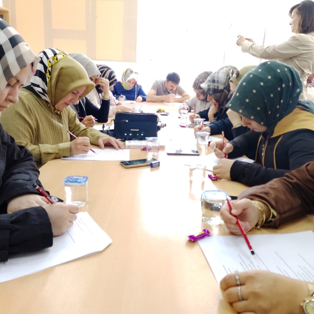 Veliler sınav sıralarına çocukları için oturdu