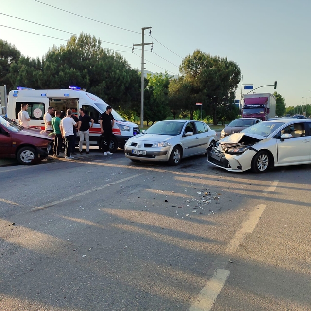 D-650'de iki otomobil kafa kafaya çarpıştı: 1 yaralı