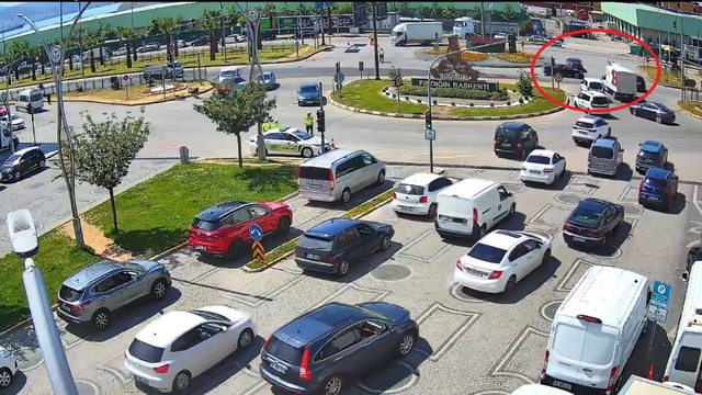 İki otomobilin çarpıştığı kaza kamerada; 4 yaralı