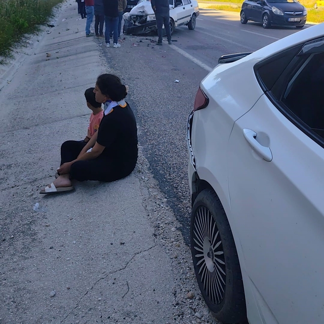 Hatay'da iki otomobil çarpıştı: 3 yaralı