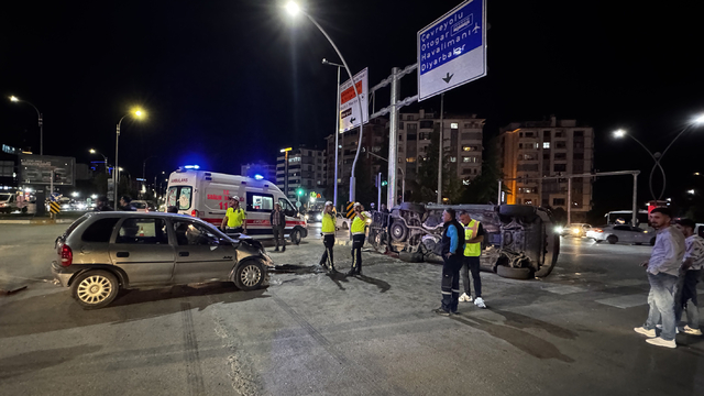 Elazığ'da otomobil ile SUV tipi aracın çarpıştığı kazada 11 kişi yaralandı