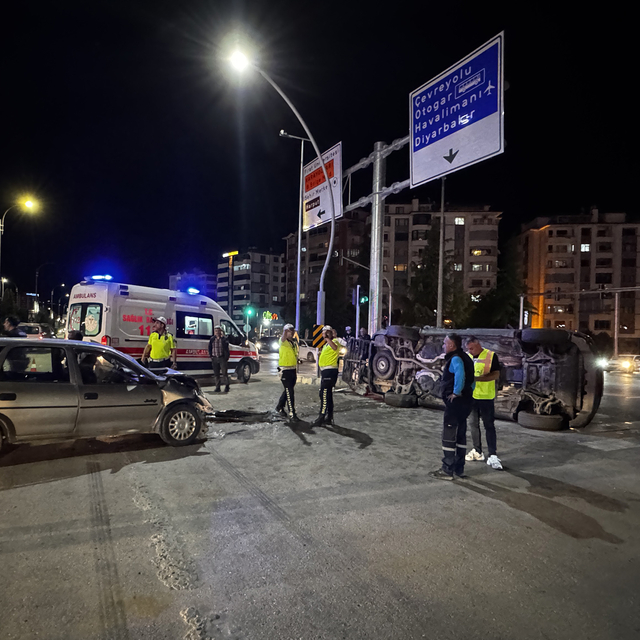 Elazığ'da otomobil ile SUV tipi aracın çarpıştığı kazada 11 kişi yaralandı
