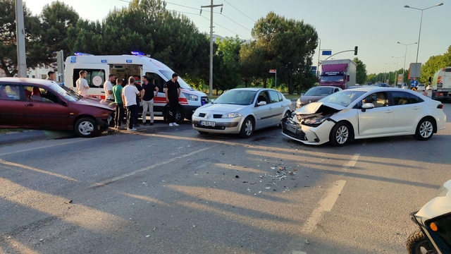 D-650'de iki otomobil kafa kafaya çarpıştı: 1 yaralı