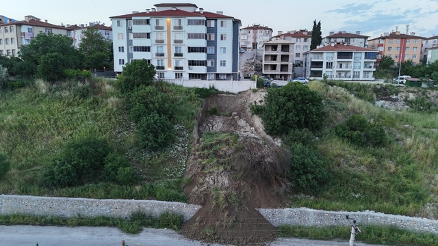 Karabük'te heyelan tehlikesi: Toprak kütlesi yola indi