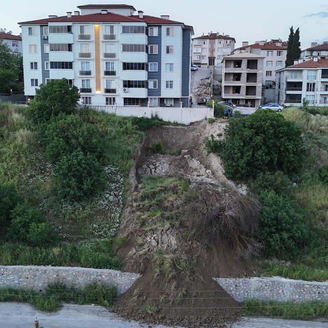 Karabük'te heyelan tehlikesi: Toprak kütlesi yola indi