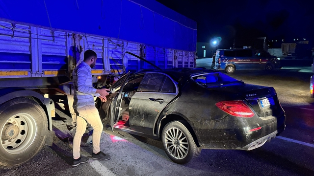 Lüks otomobil benzin istasyonundan çıkan tırın altına girdi: 1'i ağır 2 yaralı