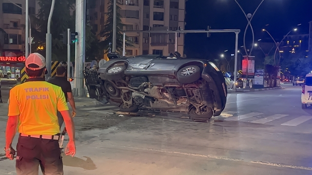 Elazığ'da otomobille çarpışan  araç yan yattı: 11 yaralı