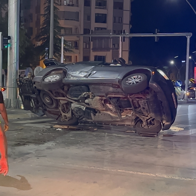Elazığ'da otomobille çarpışan  araç yan yattı: 11 yaralı
