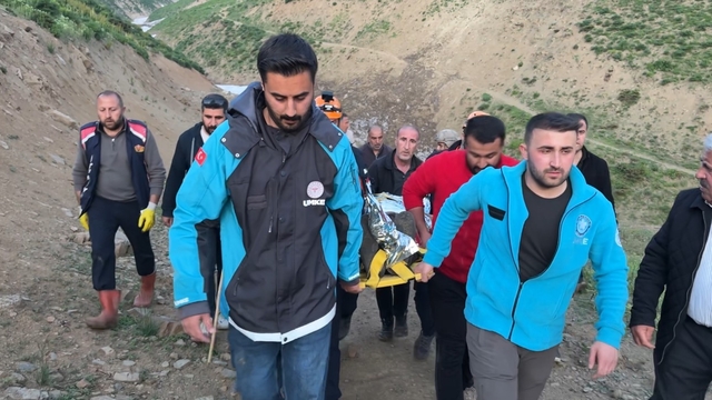 Yüksekova kırsalında zorlu kurtarma operasyonu: 6 saatlik mücadelenin ardından hastaneye ulaştırıldı