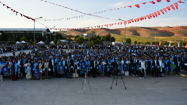 Batman Üniversitesi'nde mezuniyet töreni düzenlendi