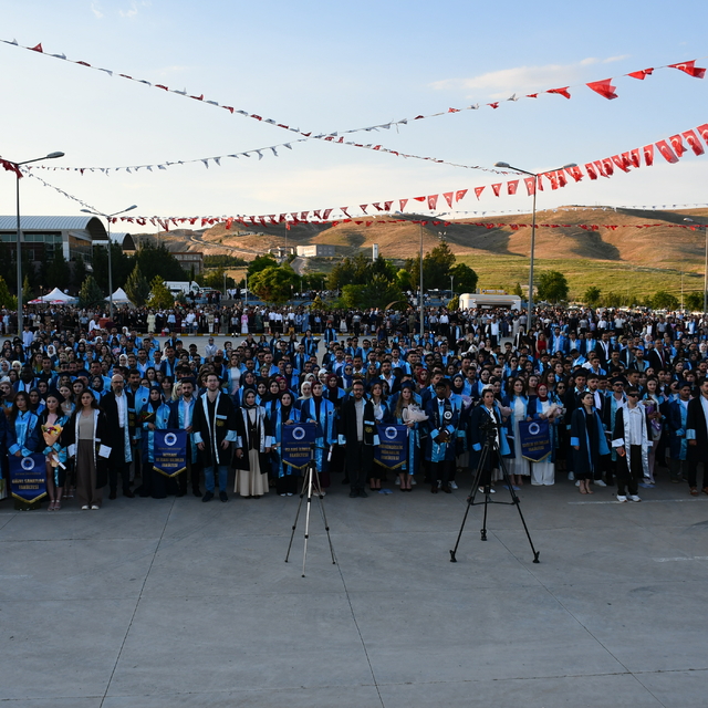 Batman Üniversitesi'nde mezuniyet töreni düzenlendi