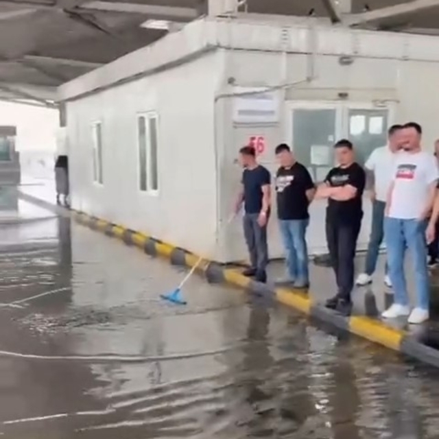 Kapıkule'de yollar göle döndü, tarlalar zarar gördü
Sağanak ve dolu yağışı...