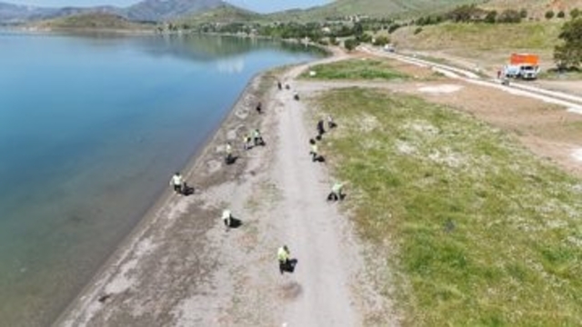 Hazar Gölü'nde dev temizlik 12 ton atık toplandı