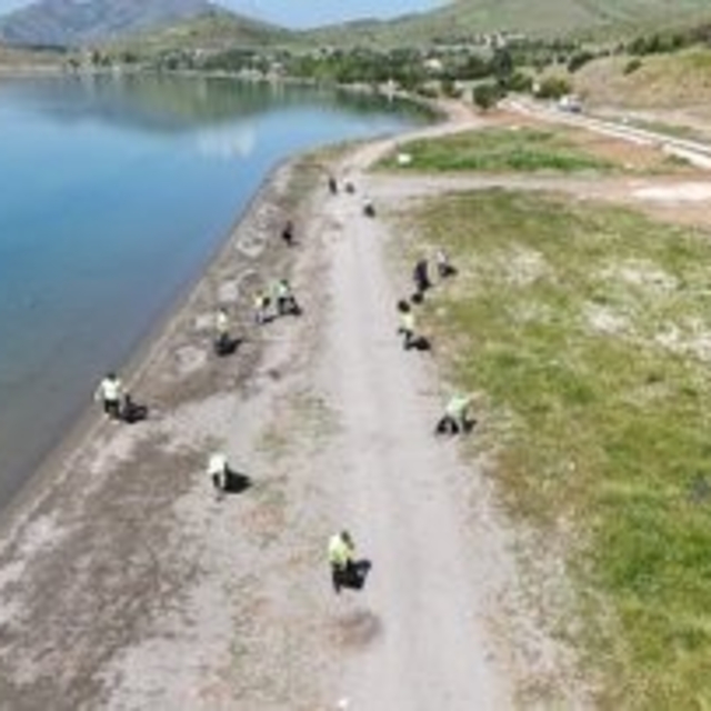Hazar Gölü'nde dev temizlik 12 ton atık toplandı