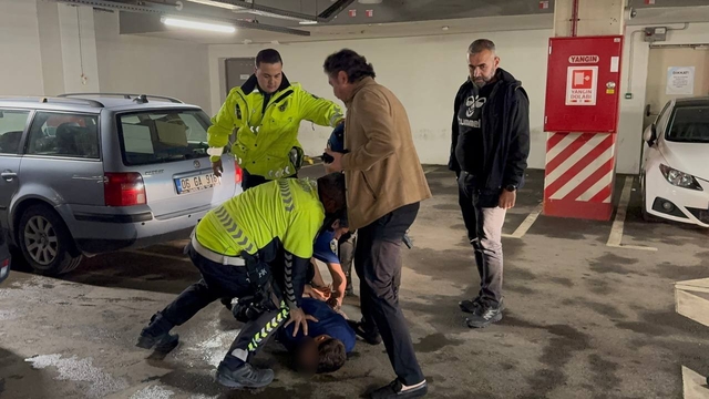 Nevşehir'de silahlı çatışma sonrası kaçan şüpheliler film gibi operasyonla yakalandı
Şüphelilerden biri otoparkta saklandığı aracın altında, diğeri yolcu otobüsünde yakalandı