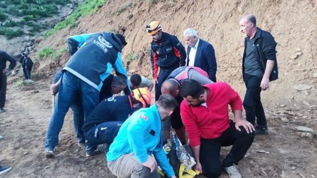 Yüksekova'da kayalıklardan düşerek yaralanan kişiyi ekipler kurtardı