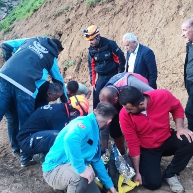 Yüksekova'da kayalıklardan düşerek yaralanan kişiyi ekipler kurtardı