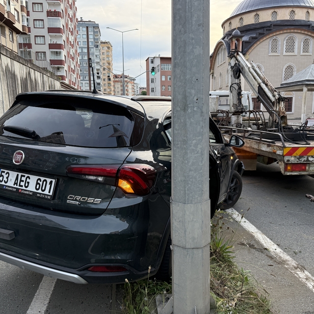 Rize'de otomobille kamyonetin çarpıştığı kazada 5 kişi yaralandı