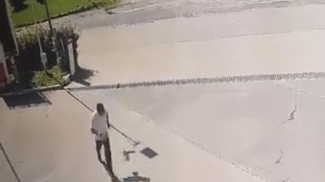 Kargadan kaçarken taklalar attı, o anlar kamerada