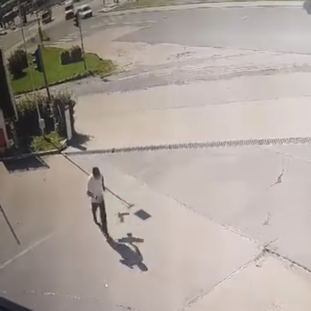 Kargadan kaçarken taklalar attı, o anlar kamerada