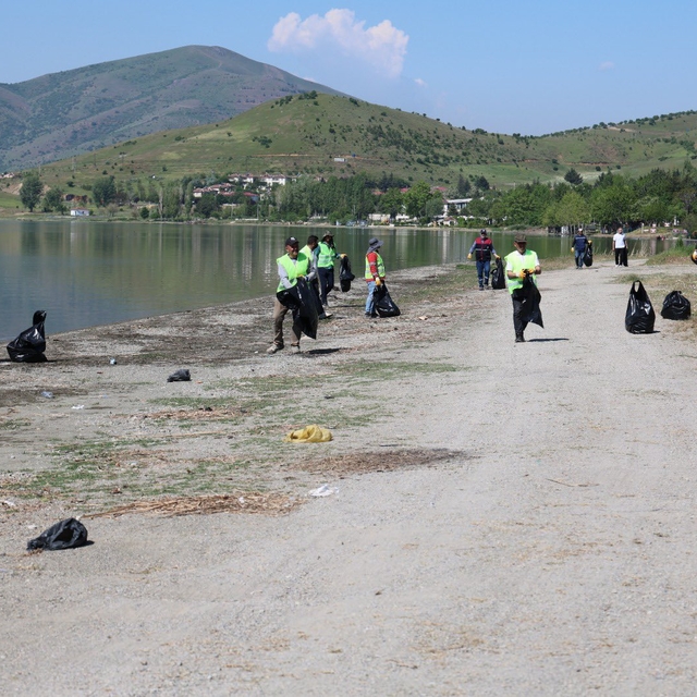 Hazar Gölü çevresinde 12 ton atık toplandı