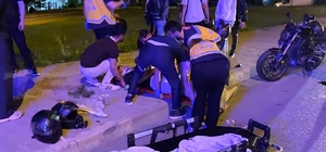 Motosiklet sürücüsü, emniyet şeridinde bekleyen motosikletlere çarptı: 3 ya...