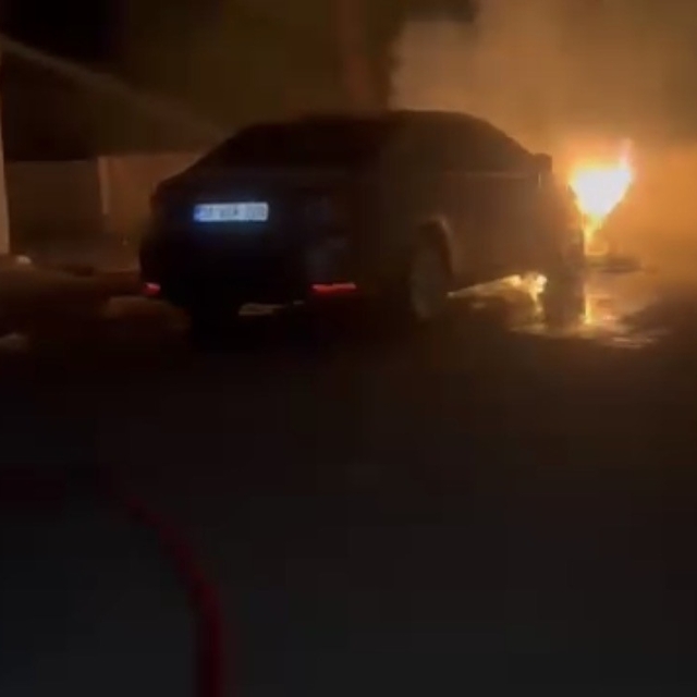 Siverek'te park halindeki otomobil alevlere teslim oldu