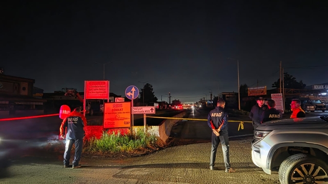 Samsun'da silahlı saldırı düzenlenen iş yerinde kimyasal sızıntı
Kimyasal sızıntıdan etkilenen 6 polis, yapılan müdahalenin ardından taburcu edildi