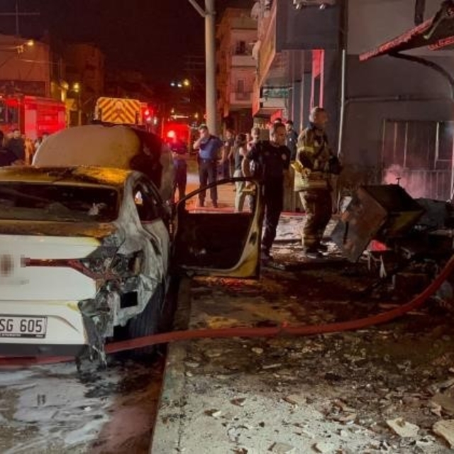 Mobilya dükkanının deposu alev alev yandı