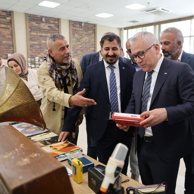 Sivas Valisi Şimşek "Kızılırmak'tan Sumud'a Bir Yol Sergisi"ni gezdi