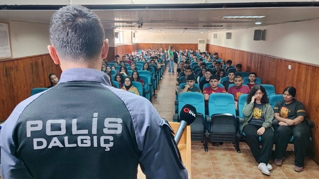 Dalgıç polislerden öğrencilere boğulma uyarısı
Adana'da 10 kişinin boğulmasının ardından dalgıç polisler okul okul gezerek öğrencileri suya girmemeleri konusunda uyardı