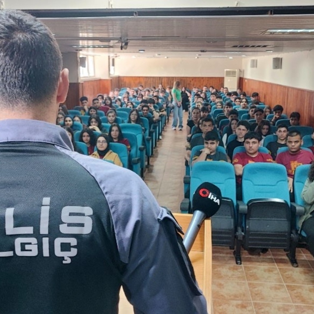 Dalgıç polislerden öğrencilere boğulma uyarısı
Adana'da 10 kişinin boğulmas...