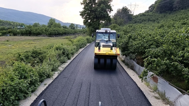 Yaz geldi asfalt çalışması hızlandı
Sarıçökek köyüne sıcak asfalt