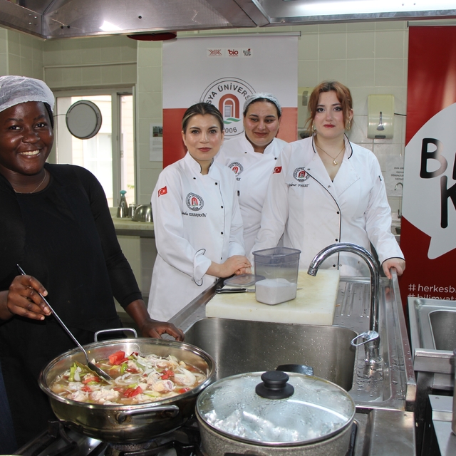 Afrikalı üniversitelilerin favori yemekleri: Yaprak dolması ve mercimek çor...