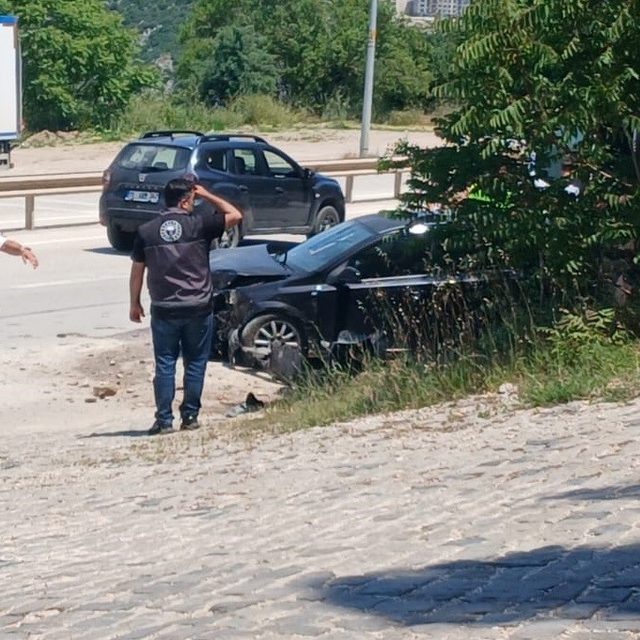 Kontrolden çıkan otomobil kaza yaptı, 2 kişi yaralandı